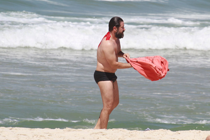 Murilo Benício se refresca no mar em dia de sol no Rio