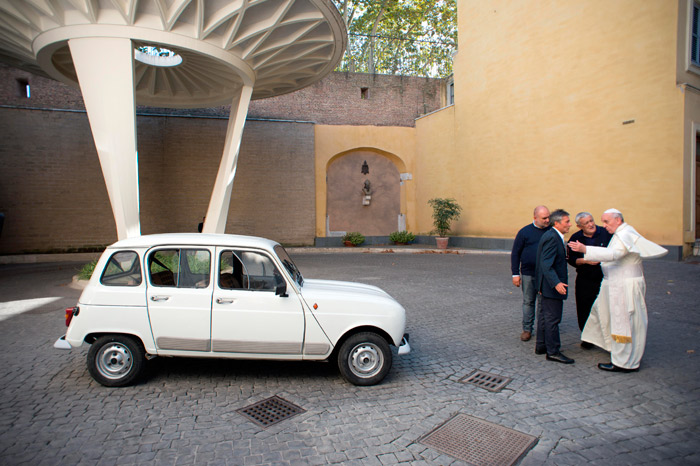 Papa Francisco ganha carro antigo e usado de padre