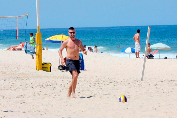 Rodrigo Hilbert mostra físico invejável em dia de praia com os gêmeos