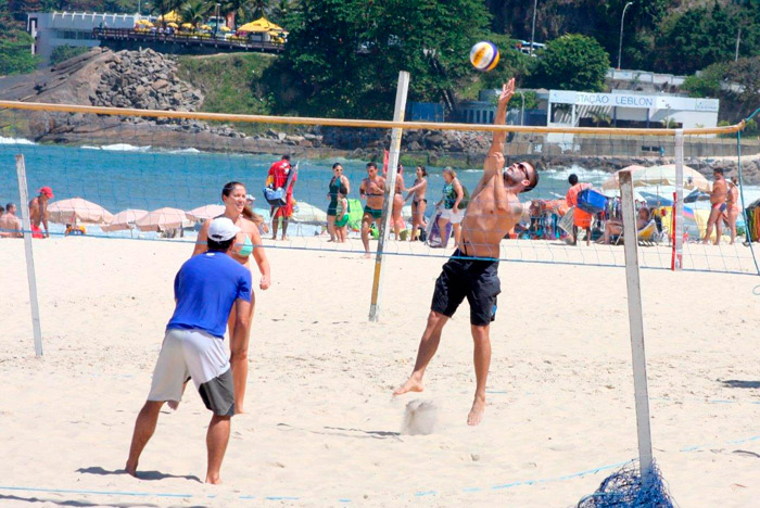 Rodrigo Hilbert mostra físico invejável em dia de praia com os gêmeos