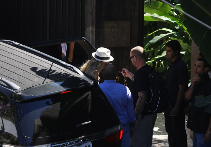 Atriz Kate Hudson chega ao RJ com o marido, o roqueiro Matt Bellamy 