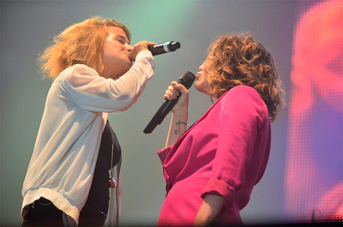 Maria Rita abraça a cantora belga Selah Sue durante apresentação no Palco Sunset
