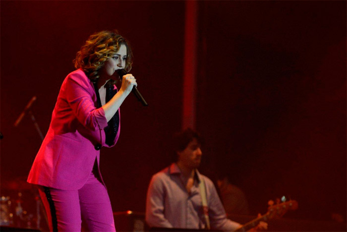 Maria Rita abraça a cantora belga Selah Sue durante apresentação no Palco Sunset