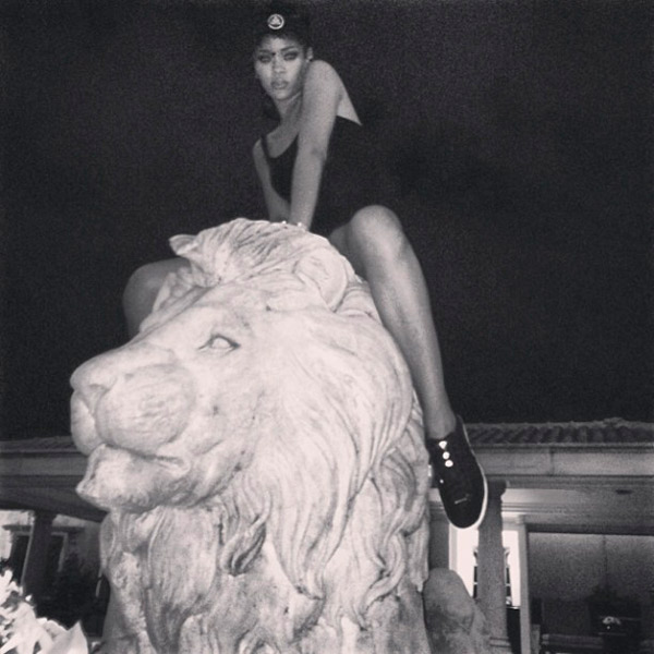 Rihanna escala estátua em Londres