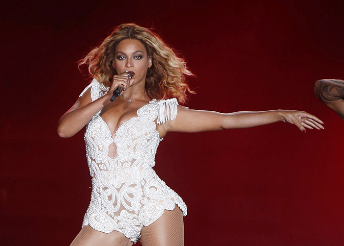 Beyoncé arrasa em show no palco  Mundo 
