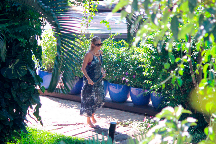 Kate Hudson circula descalça por hotel em Santa Tereza