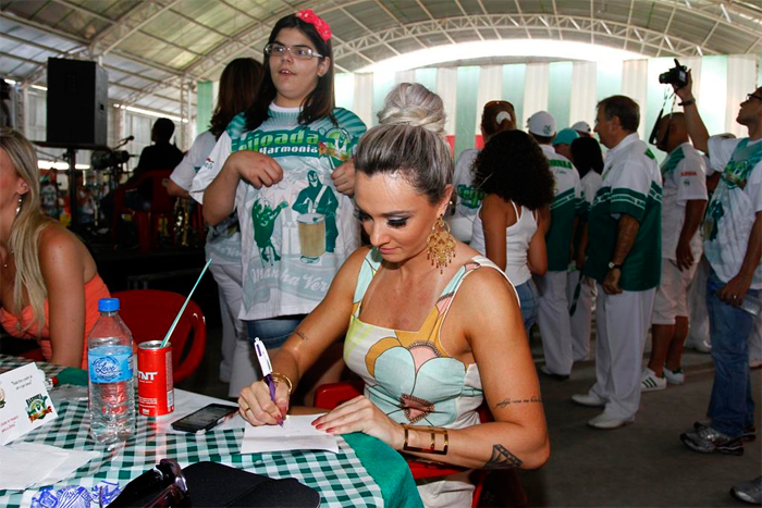 Juju Salimeni exibe, orgulhosa, bandeira da agremiação Mancha Verde