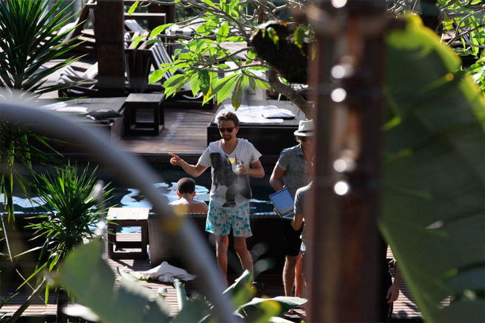 Após noite de show, Matt Bellamy curte piscina do hotel em Santa Tereza