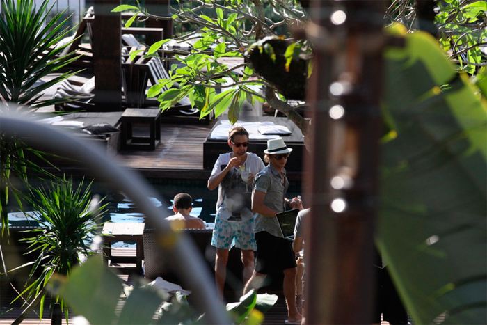 Após noite de show, Matt Bellamy curte piscina do hotel em Santa Tereza