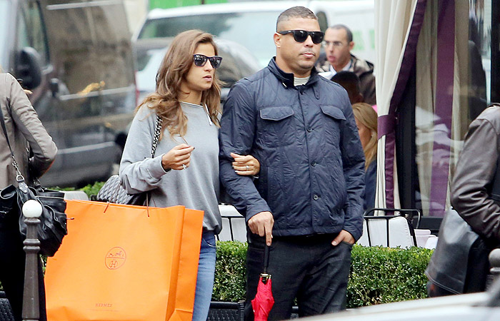 Ronaldo e Paula Morais fazem compras em requintada avenida de Paris