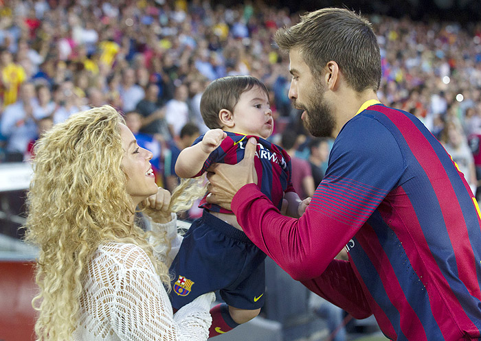 Shakira e Milan assistem a jogo do papai Gerard Piqué, na primeira fileira