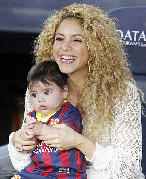 Shakira e Milan assistem a jogo do papai Gerard Piqué, na primeira fileira