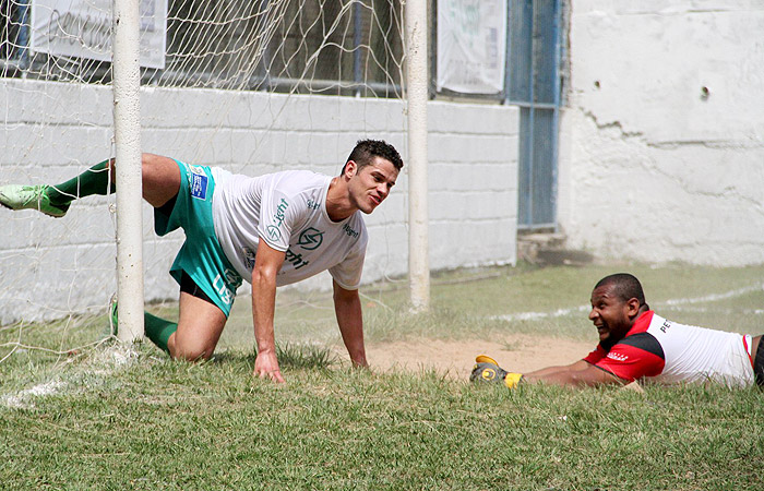 José Loreto homenageia sua cachorra em partida de futebol