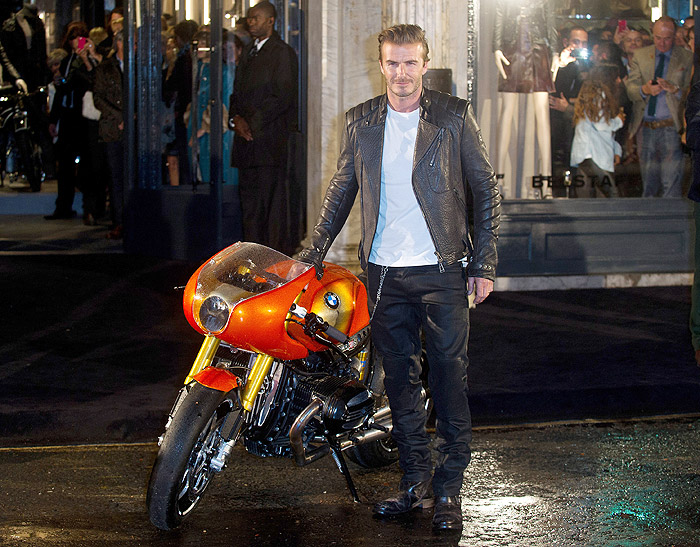 David Beckham esbanja estilo em lançamento de loja de roupa para motociclistas em Londres