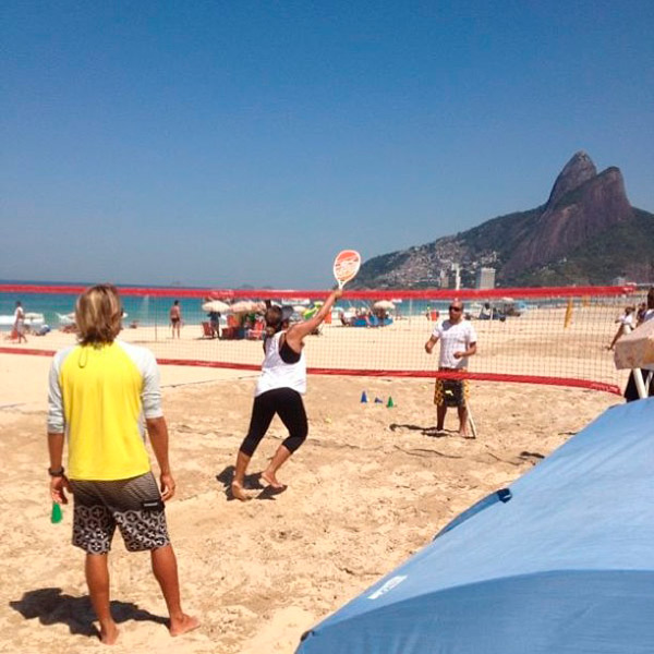 Focada, Gaby Amarantos pratica beach tennis