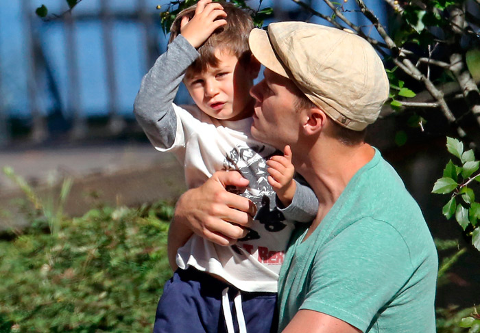 Tom Brady se diverte em parque de Boston com os filhos