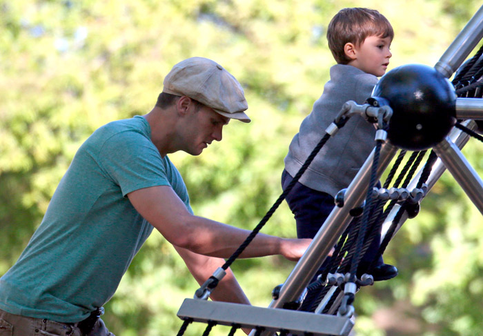 Tom Brady se diverte em parque de Boston com os filhos