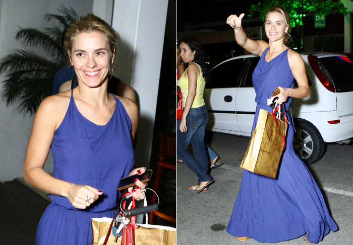 Carolina Dieckmann apostou em um vestido longo azul