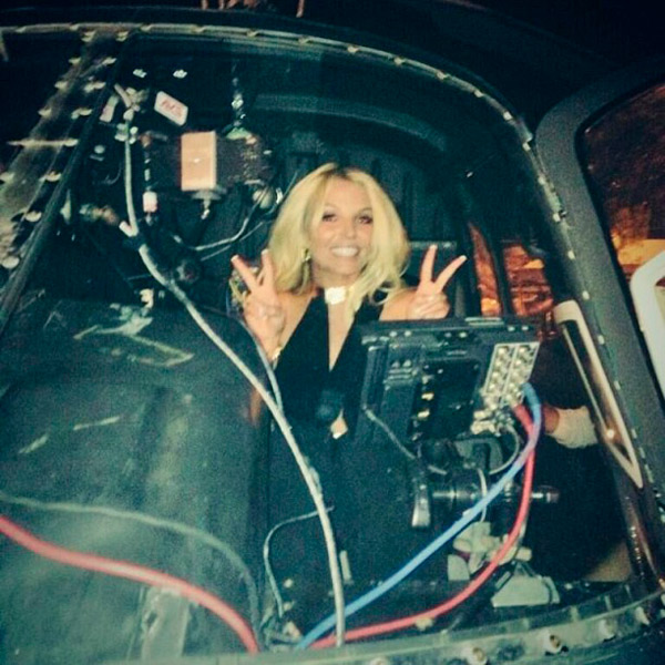 Britney Spears passeia de helicóptero em programa de televisão
