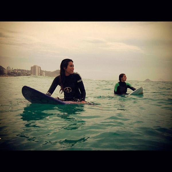 Dani Suzuki aproveita companhia de surfista para pegar onda