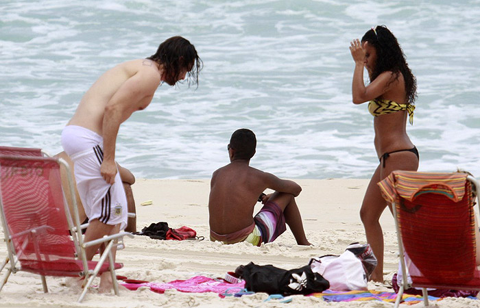 Igor Rickli curte férias com a esposa na praia