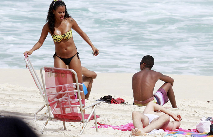 Igor Rickli curte férias com a esposa na praia