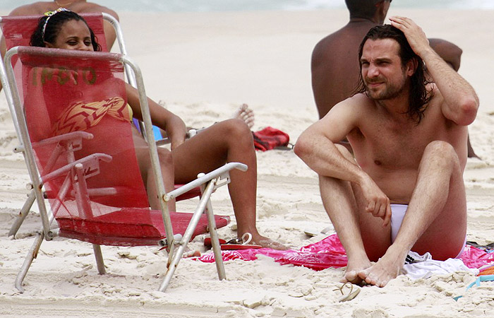 Igor Rickli curte férias com a esposa na praia
