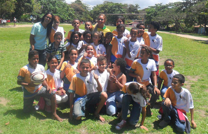 Beyoncé joga futebol com crianças de colégio público em Trancoso
