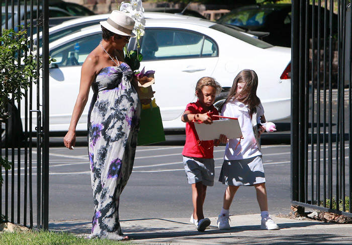 Mesmo grávida de nove meses, Halle Berry vai à escola de sua filha