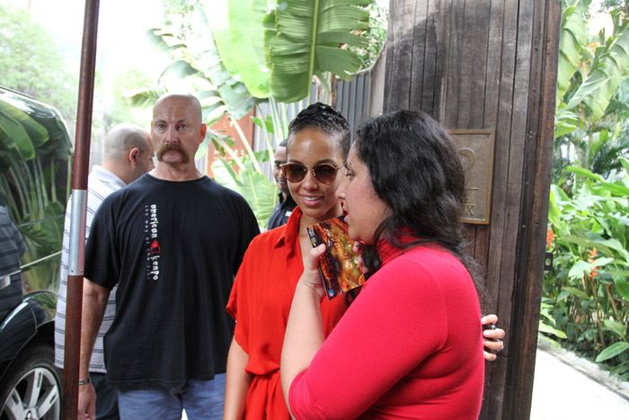 Alicia Keys posa em frente a muro grafitado pelo marido no Rio