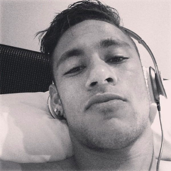  Neymar ouve música para dormir
