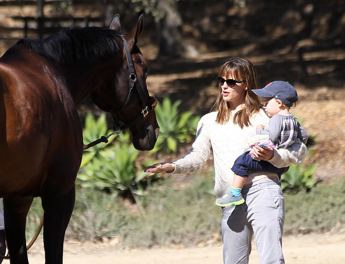 Jennifer Garner e seu filho se divertem com cavalo em Los Angeles