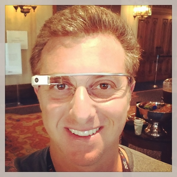 Após dar palestra em evento do Google, Luciano Huck testa óculos hi-tech