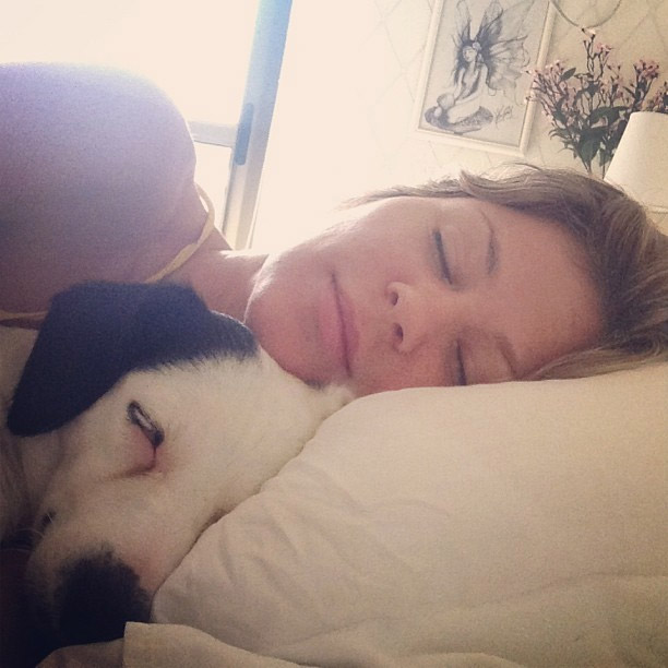  Ellen Jabour dorme com seu cachorro