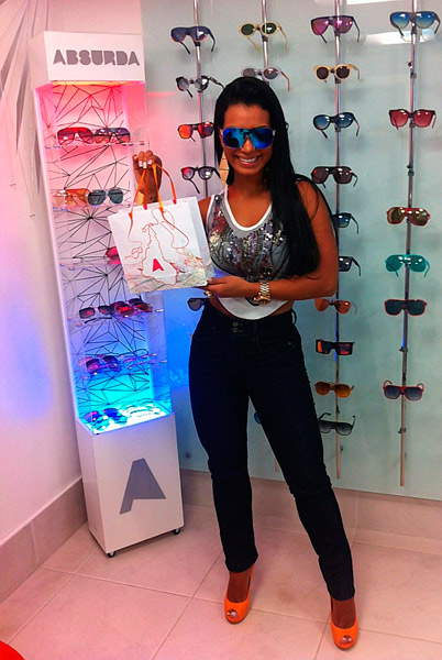 Cinthia Santos, da Escolinha do Gugu, compra óculos de sol