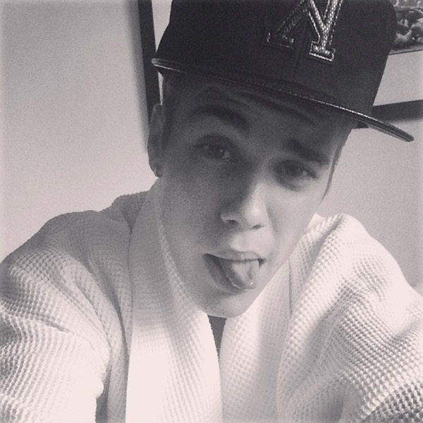 Justin Bieber faz charme e mostra a língua em rede social