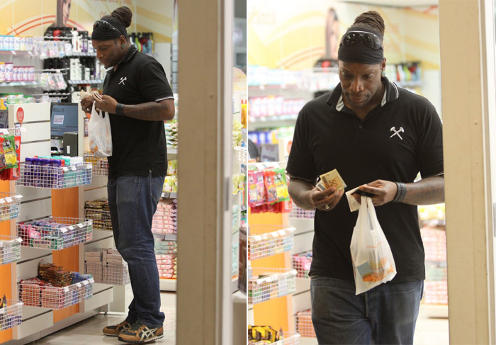 Derrick Green, do Sepultura, faz compras em farmácia carioca