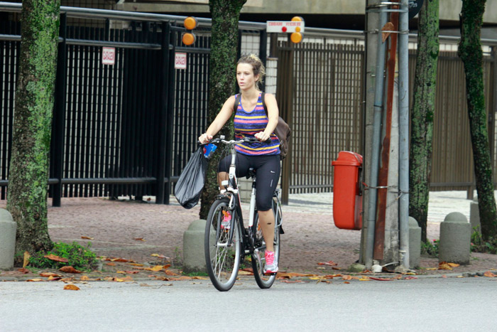 Juliana Didone circula pela Barra da Tijuca de bike