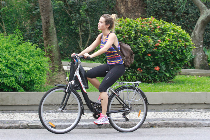 Juliana Didone circula pela Barra da Tijuca de bike
