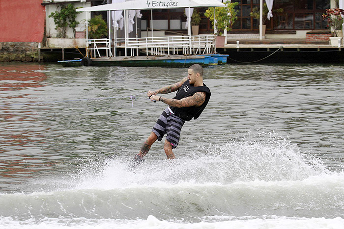 Felipe Titto mostra suas habilidades no wakeboard