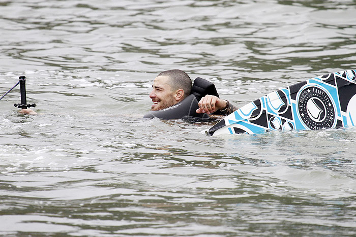 Felipe Titto mostra suas habilidades no wakeboard