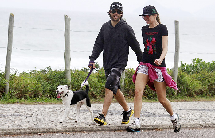 Ellen Jabour passeia pela orla com o namorado e o cachorro