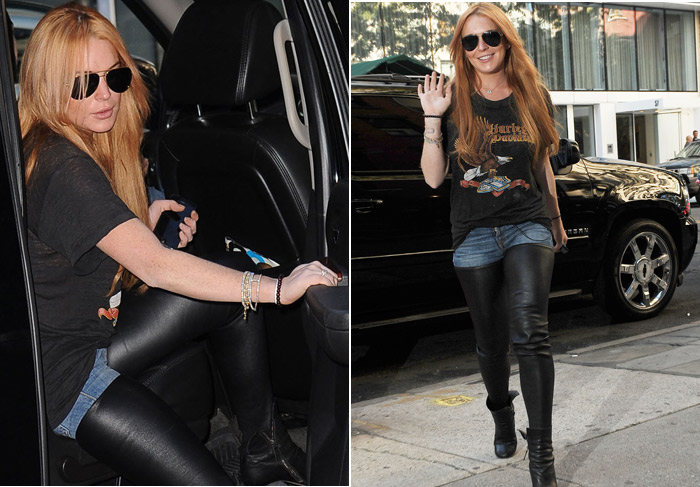 Lindsay Lohan sorri para fotógrafos durante passeio em Nova York