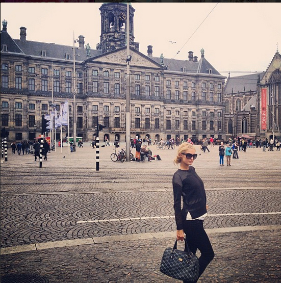Paris Hilton alimenta pombos na Dam Square, em Amsterdã