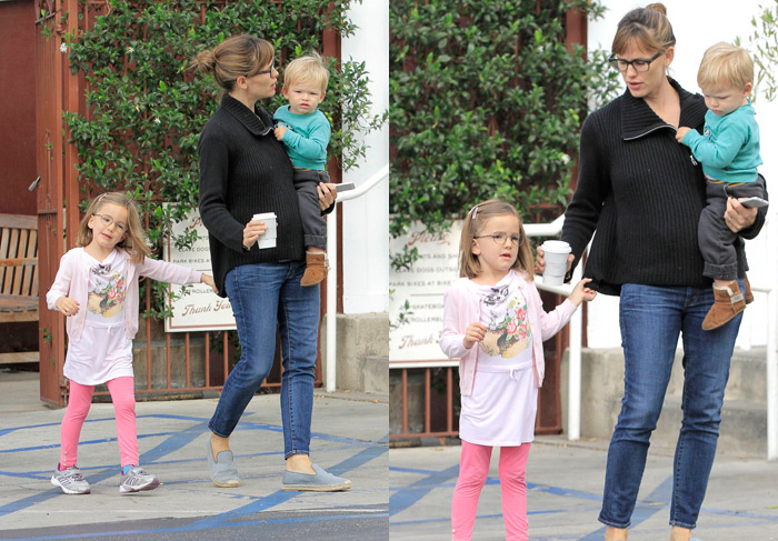 Jennifer Garner leva os filhos em playground em Los Angeles