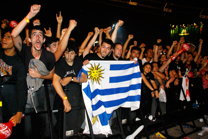 Fãs de várias partes do mundo, como os do Uruguai, demonstram sua paixão pela banda