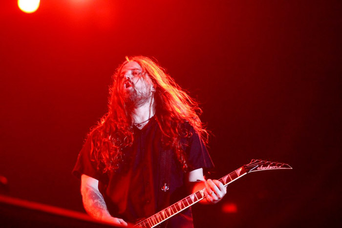 Músico do Sepultura faz a alegria dos fãs na guitarra