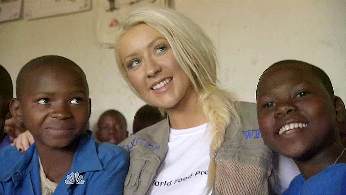  Christina Aguilera fala sobre sua experiência em um campo de refugiados de Ruanda