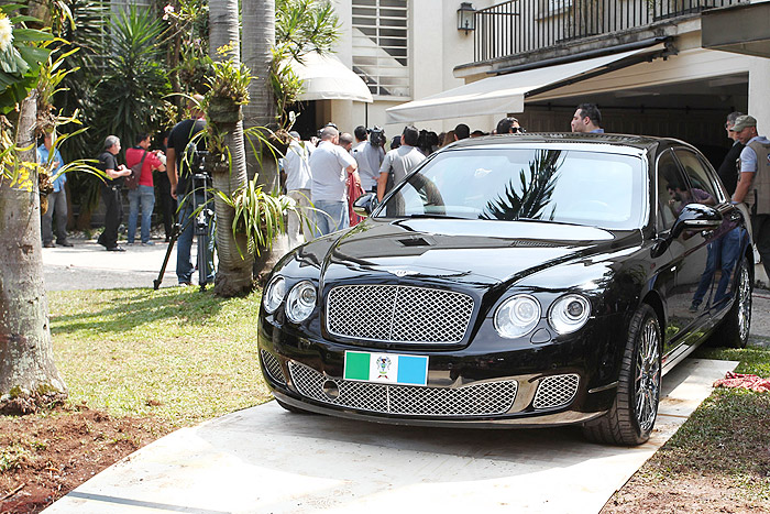 Chiquinho Scarpa enterra seu Bentley em casa