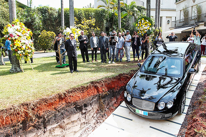 Chiquinho Scarpa enterra seu Bentley em casa
